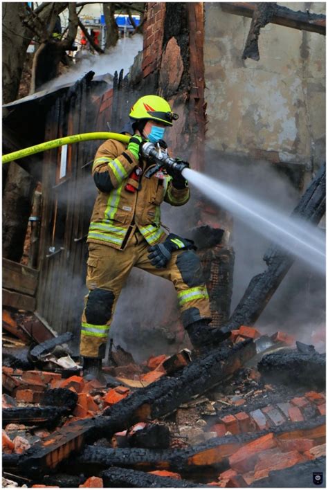 Polizei und Feuerwehr im Großeinsatz aufgrund Vollbrand einer