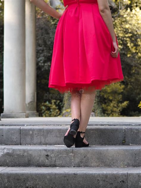 Fille De Brune Posant En Parc Dans La Robe Rouge Sexy Avec Le Dos Nu Image Stock Image Du