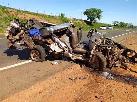 Acidente entre caminhões e caminhonete interdita rodovia no interior de