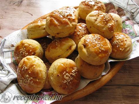 Kolbászos pogácsa recept Brioche konyhájából Receptneked hu