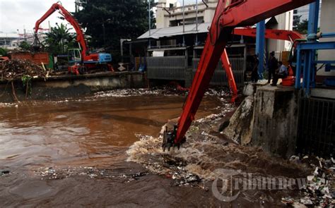 Sampah Di Pintu Air Manggarai Foto Tribunnews