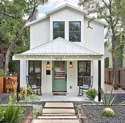 Cozy Farmhouse Exterior Design Ideas That Looks Cool