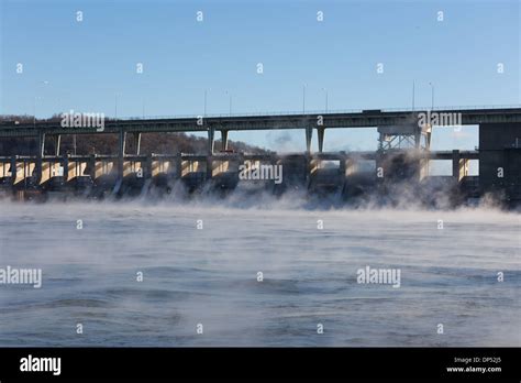 La Vapeur Sélève Des Déversoirs De La Chickamauga Barrage Sur Un Hiver