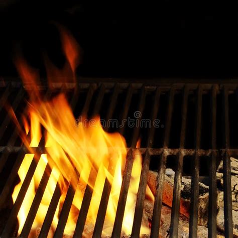 Heißer BBQ Grill Und Brennende Holzkohlen Mit Heller Flamme Stockbild