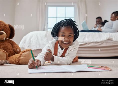 Dessin Enfant Qui Regarde La T L Banque De Photographies Et Dimages