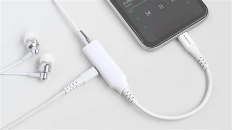 イヤホンは有線派、だけど充電ができないとお悩みのiphoneユーザー必見！ 充電しながら有線イヤホンが使える「35mmミニジャック変換