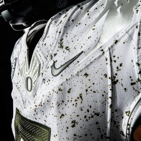 Oregon Ducks Unveil “Eggshell” Alternate Uniforms – SportsLogos.Net News