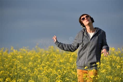 Menina Bonita Da Mulher Que Escuta a Música No Fones De Ouvido Foto de