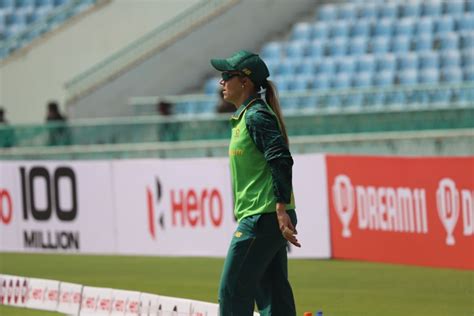 Mignon du Preez patrols the outfield | ESPNcricinfo.com