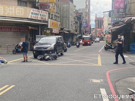 女騎土路口被自小客猛撞「騰空翻1圈重摔」胸部骨裂 驚悚畫面曝 Ettoday社會新聞 Ettoday新聞雲