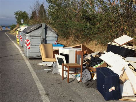 Rifiuti Ingombranti E Tossici Abbandonati Sulle Strade Senesi Radio