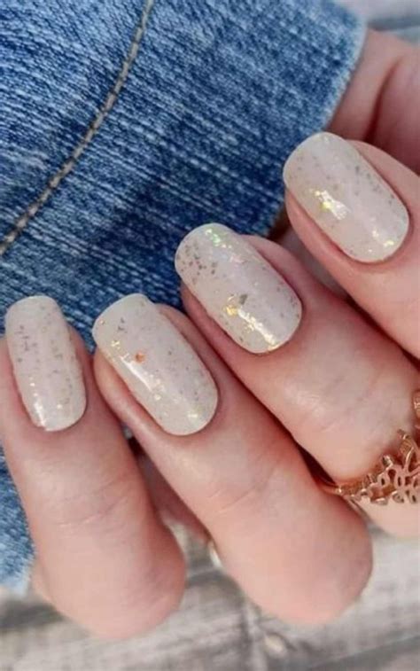 diseños de uñas color nut simples y elegantes para una manicura nude