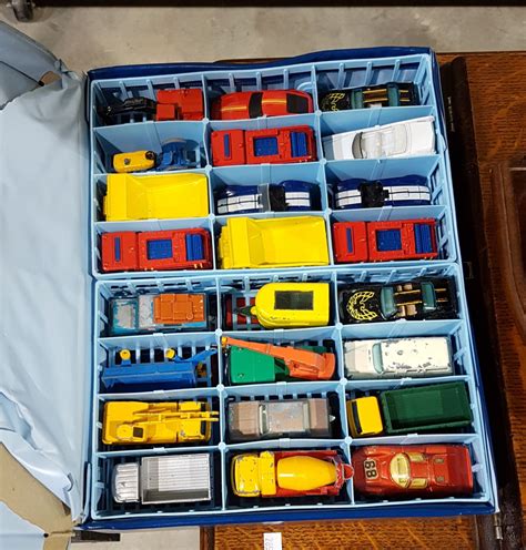 VINTAGE MATCHBOX CARRIER W/MATCHBOX CARS