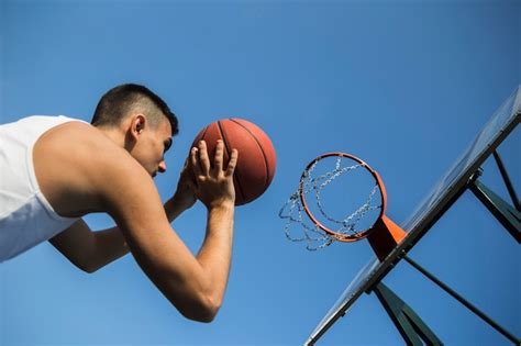 Jugador De Baloncesto En La Cancha Tiro Completo Foto Gratis