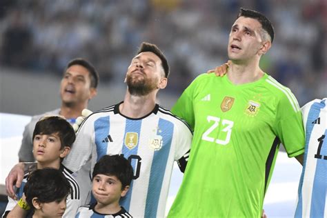 La Emoción De Messi Dibu Martínez Y Scaloni En El Himno Antes Del