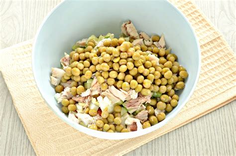 Оливье с курицей и свежим огурцом - рецепт приготовления