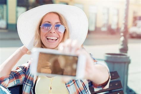 Hermosa mujer joven está haciendo foto selfie con smartphone Foto