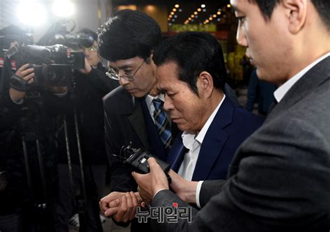 포토 성폭행 혐의로 경찰 출석하는 이재록 목사 Save Internet 뉴데일리