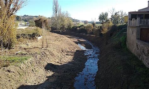 Adeq En Vint Quil Metres De La Llera Del Riu Ondara Al Seu Pas Per L