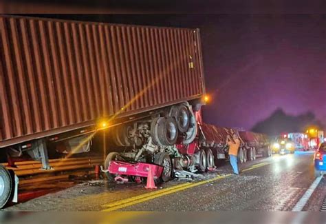 Fuerte Choque De Dos Tr Ileres Provoca Cierre De Carril De Carretera