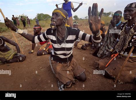 Las Mujeres Mursi De Baile En Una Boda En El Parque Nacional Mago