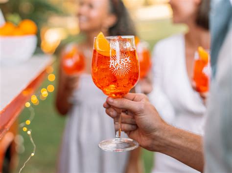 How To Make The Perfect Aperol Spritz Man Of Many