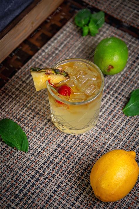 Cocktail Rafraîchissant Alcoolisé Mai Tai Avec Sirop De Liqueur De Rhum Jus De Citron Vert