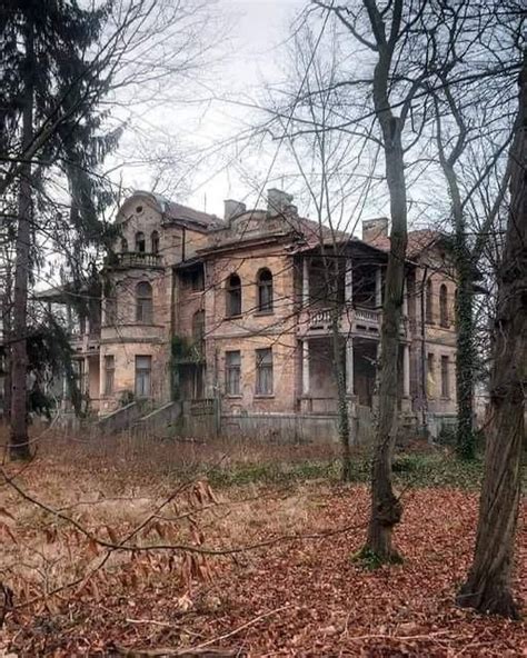 Pin van Anne M. Barth op Creepy/Abandoned Houses