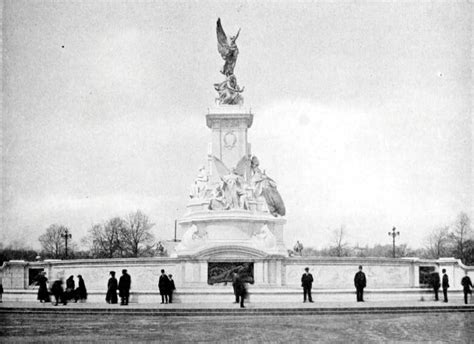 “Sir Thomas Brock's Queen Victoria Memorial (1911)