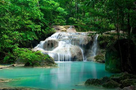 Vandfald i tropisk skov på Erawan nationalpark Kanchanaburi provinsen