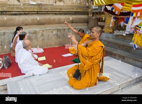 Monjes budistas rezan bajo el árbol de Bodhi en Bodhgaya estado de