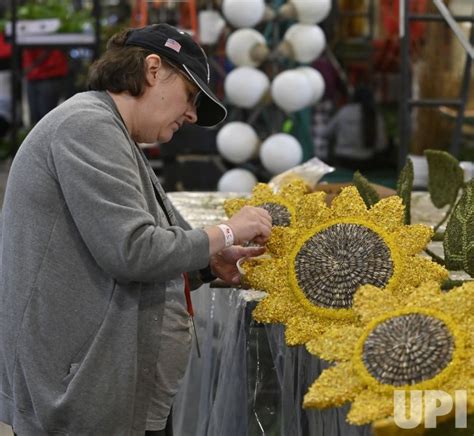 Photo: Volunteers Prepare Floats for the Rose Parade in Pasadena - LAP2022122909 - UPI.com