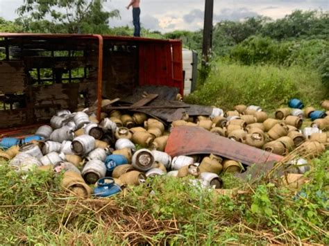 Caminhão que carregava botijões de gás tenta desviar de buraco e tomba