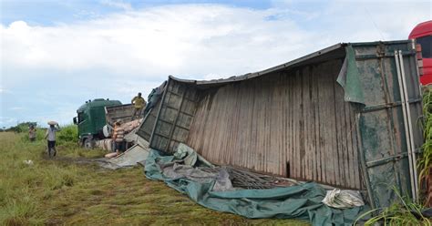 G1 Caminhão carregado cimento sai da pista na BR 174 em Roraima