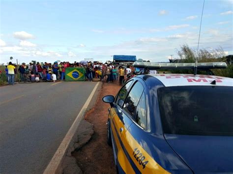 G1 Moradores de ramal fecham rodovia no AC contra reintegração de