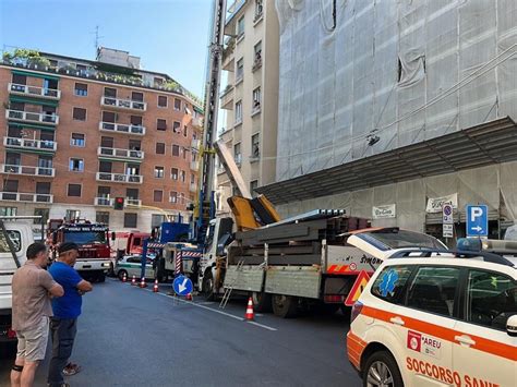 Colpito dal cestello di una gru durante un trasloco a Milano è morto l