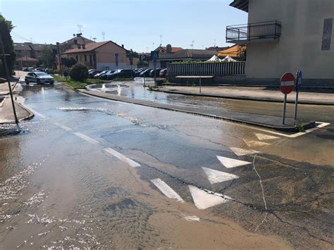 Tubo Dell Acquedotto Rotto Strade Allagate E Chivasso Senz Acqua Foto