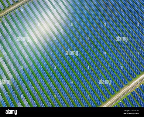 Luftaufnahme des Solarparks Solarstrom für grüne Energie Nachhaltige