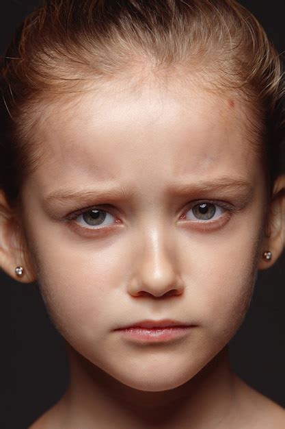 Bouchent Le Portrait De Petite Fille Caucasienne Et émotionnelle Photo