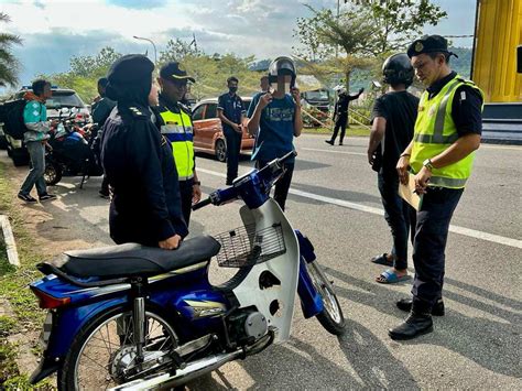 Penunggang E Halling Tunggang Motosikal Melulu Bahaya Pengguna Lain