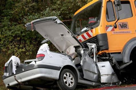 42 Jähriger schweigt nach Unfall mit fünf Toten vor Gericht Panorama