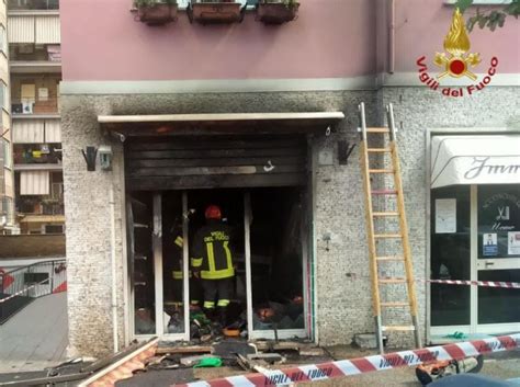 Terrore A Roma Le Fiamme Invadono Il Negozio In Pieno Giorno FOTO