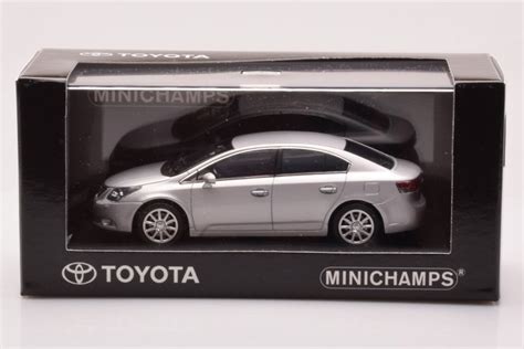 Toyota Avensis Sedan Silver Minichamps