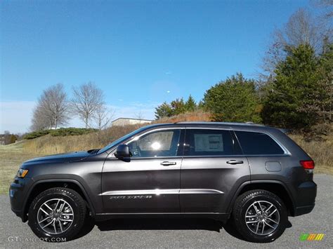 2020 Granite Crystal Metallic Jeep Grand Cherokee Laredo E 4x4