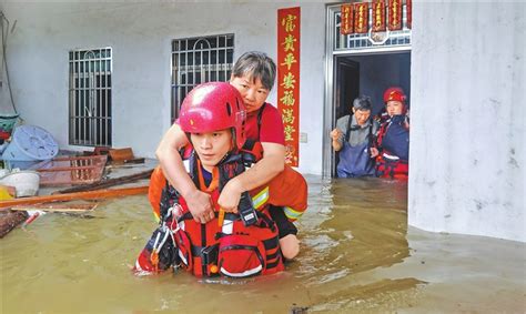 Heavy Rains Force Mass Evacuations