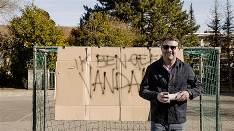 Graffiti Op De Muren Van De Bijbelschool Adriaan Van Den Hoof Blikt