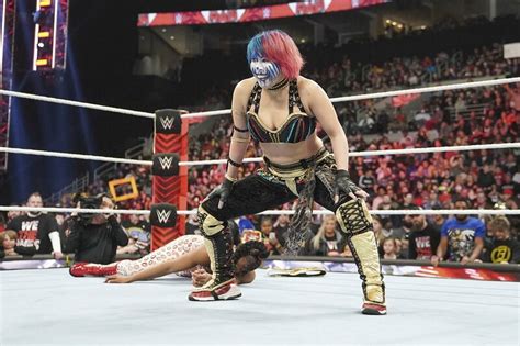 写真：【wwe】アスカがレッスルマニアで挑戦の王者ビアンカを急襲！ 大ブーイングにも不気味な笑み 東スポweb