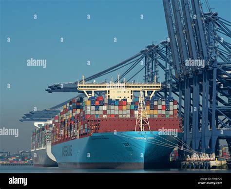 Buques portacontenedores triples clase maersk fotografías e imágenes de