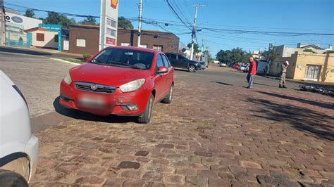 Condutor Avança Preferencial Provoca Acidente Foge A Pé E Abandona Veículo Motociclista