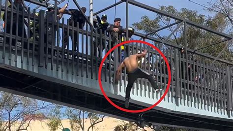 Momento en que un hombre se aventó de un puente peatonal en CDMX